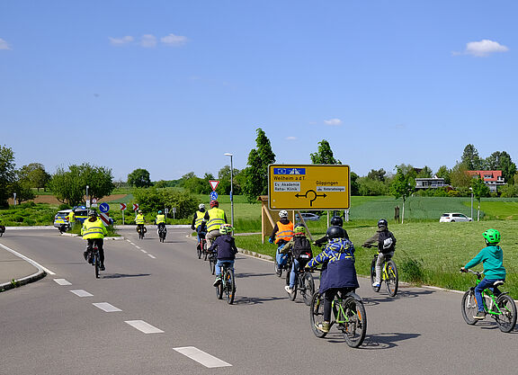 Vorne fahren die Ordnerinnen und Ordner Vorne fahren die Ordnerinnen und Ordner