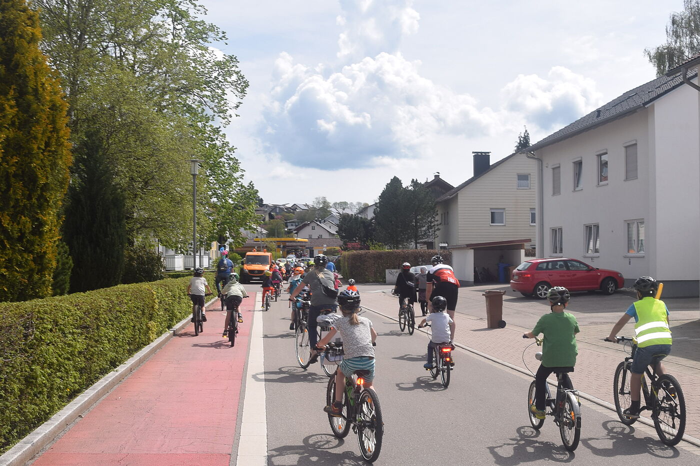 Die Straße gehört uns Kinder radeln bei der Demo auf der Straße