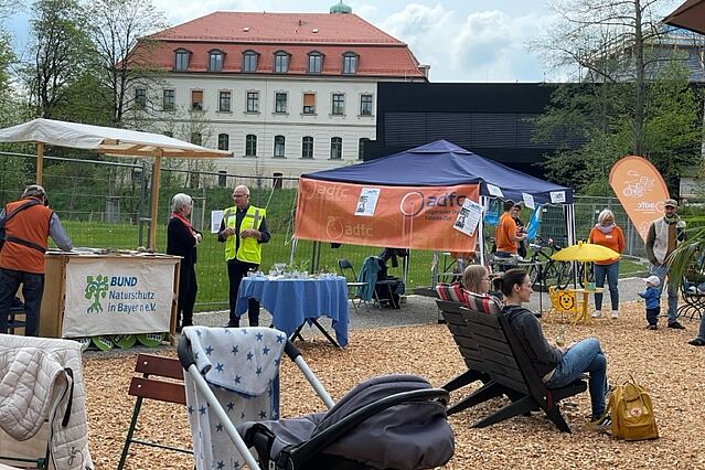 Im Jordanpark Infostände im Park.