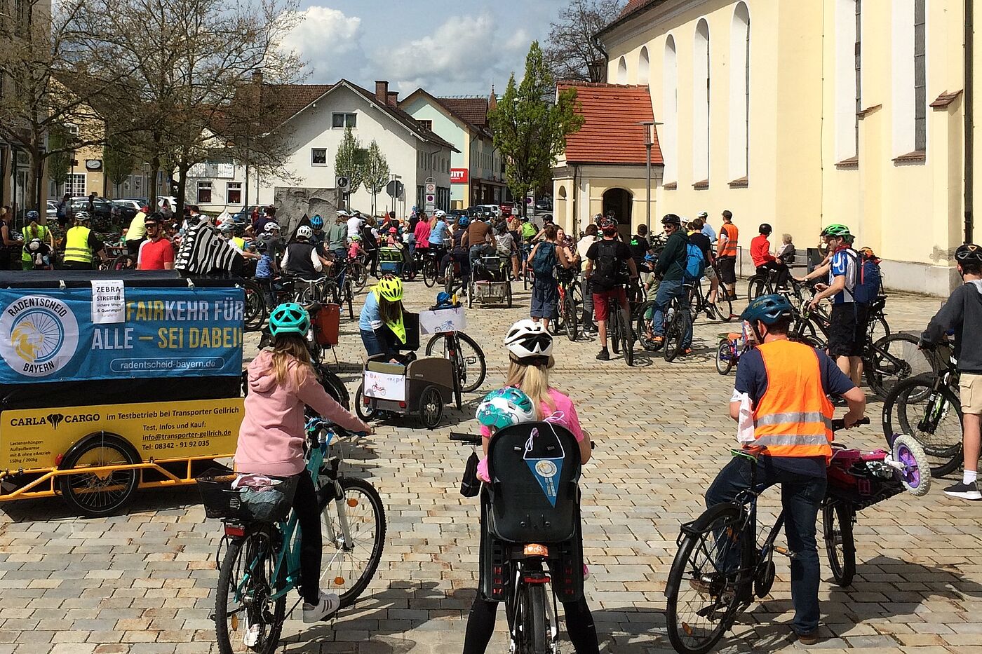 Demozug formiert sich Raddemo auf dem Marktplatz