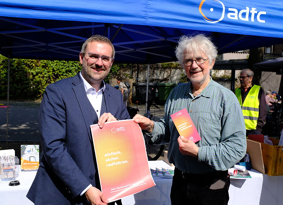 2026-04-17_Dormagen_Verkehrssicherheit__ADFC_NRW Zwei Personen im Gespräch.