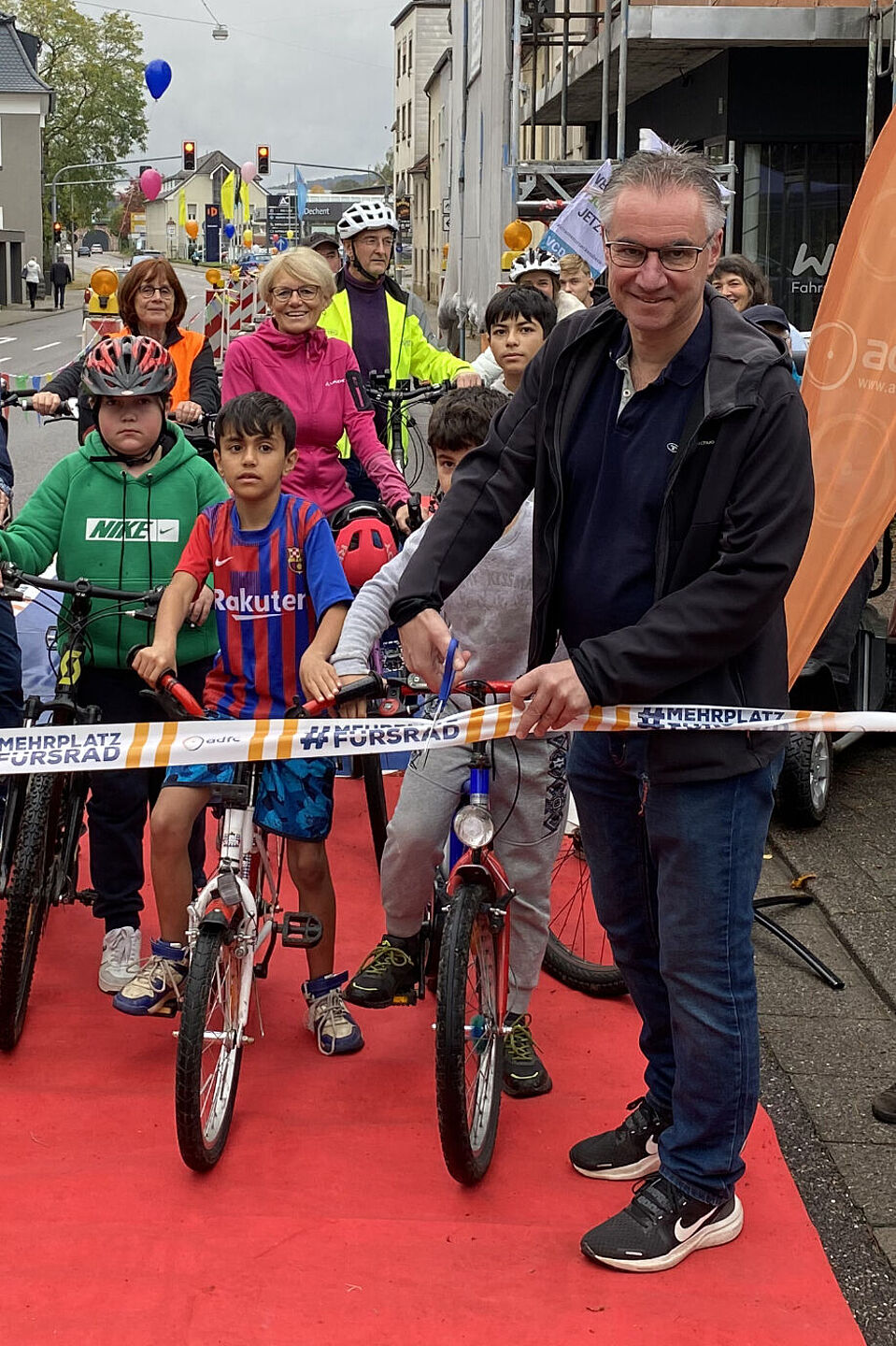 Frank John, der künftige Landrat des Saarpfalz-Kreises, durchschneidet das Band für den Pop-up-Radweg in der Kohlenstraße in St. Ingbert. Frank John, der künftige Landrat des Saarpfalz-Kreises, durchschneidet das Band für den Pop-up-Radweg in der Kohlenstraße in St. Ingbert.