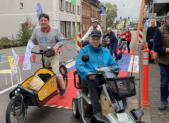 Der geschützte Pop-Up-Radweg wurde von Jung und Alt sowie Radlern und E-Rollstuhlfahrern getestet.