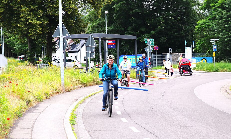 Radeln mit Poonudeln Poolnudeln markieren den Überholabstand