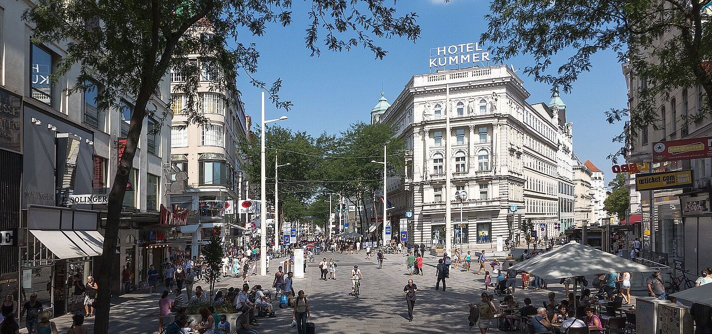 Mariahilfer Straße in Wien nach der Umgestaltung. Mariahilfer Straße in Wien nach der Umgestaltung.