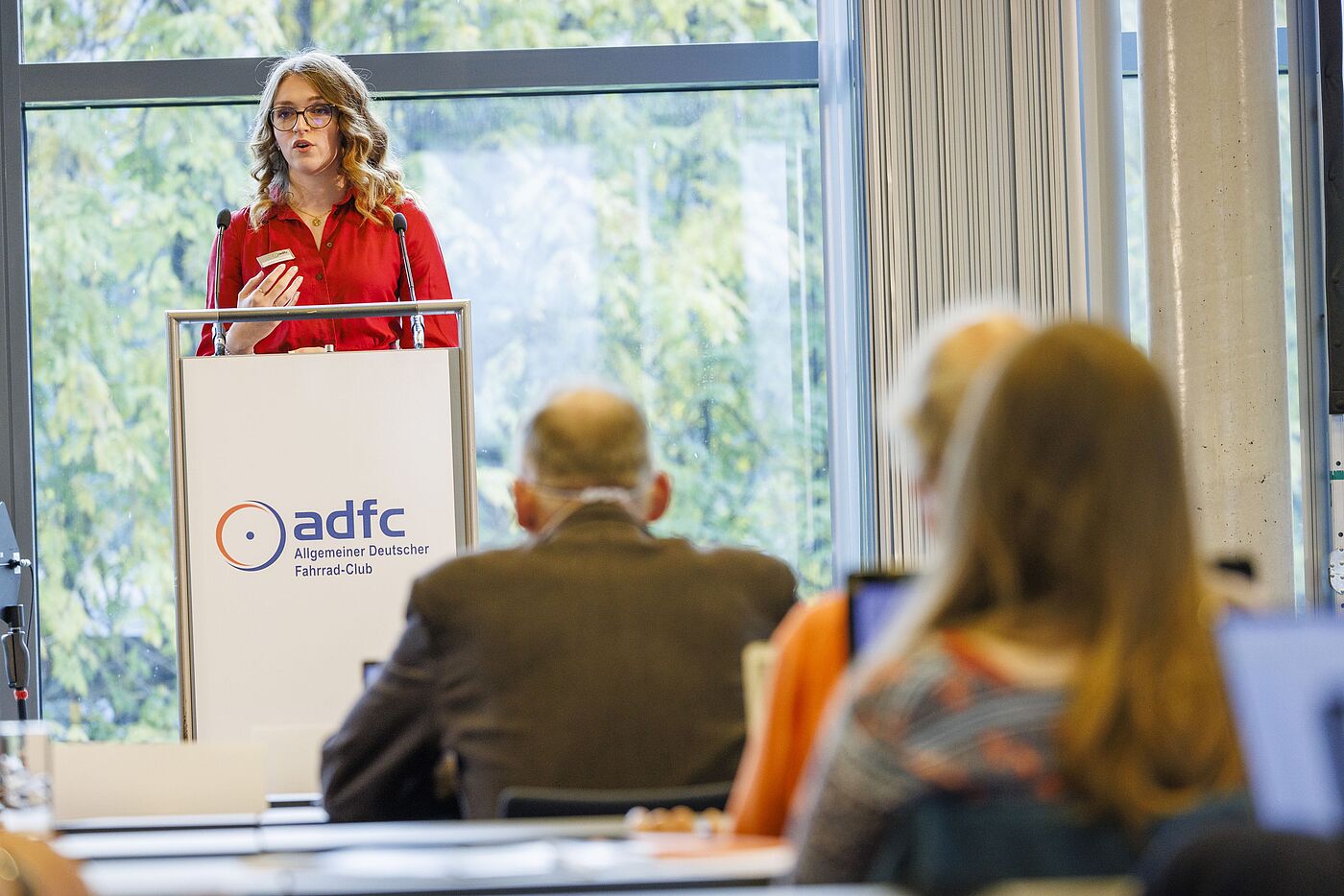 Die neue ADFC-Bundesvorsitzende Rebecca Peters stellte den Delegierten die Planungen und Vorhaben für das nächste Jahr vor.