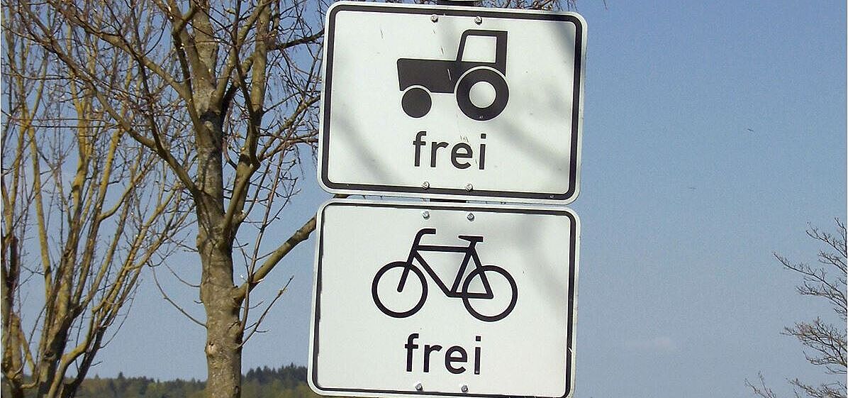 Traktoren und Fahrräder – was gilt es zu beachten? Verkehrsschilder "Traktor frei" und "Fahrrad frei"