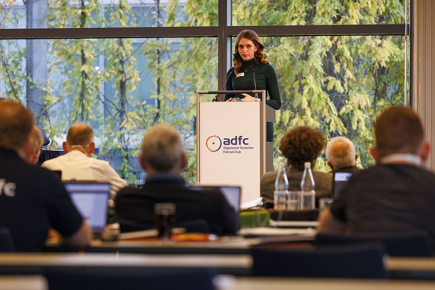 Einen Tag vor der Bundesvorstandswahl stellte Rebecca Peters als stellvertretende Bundesvorsitzende den Delegierten den politischen Leitantrag vor, der einstimmig beschlossen wurde.